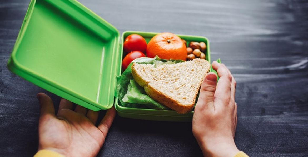 5 things to consider when packing your lunch box hero image